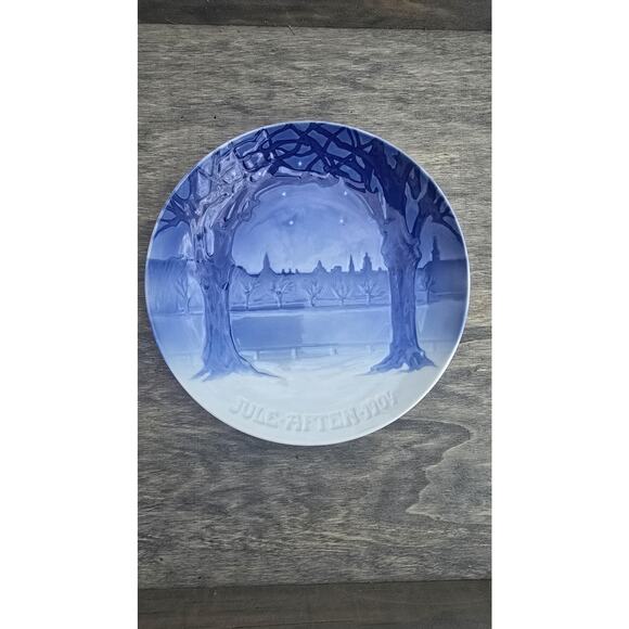 Vintage Bing & Grondahl Christmas Plate Jule Aften 1904 B&G 357 Porcelain Blue - Picture 1 of 5